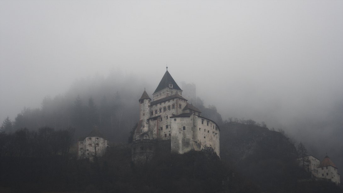 Schloss im Nebel - Foto: iStock/ANicodemus