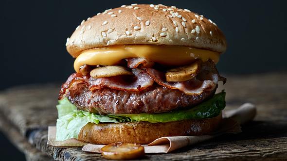 Gegrillter Burger - Foto: iStock/Magone