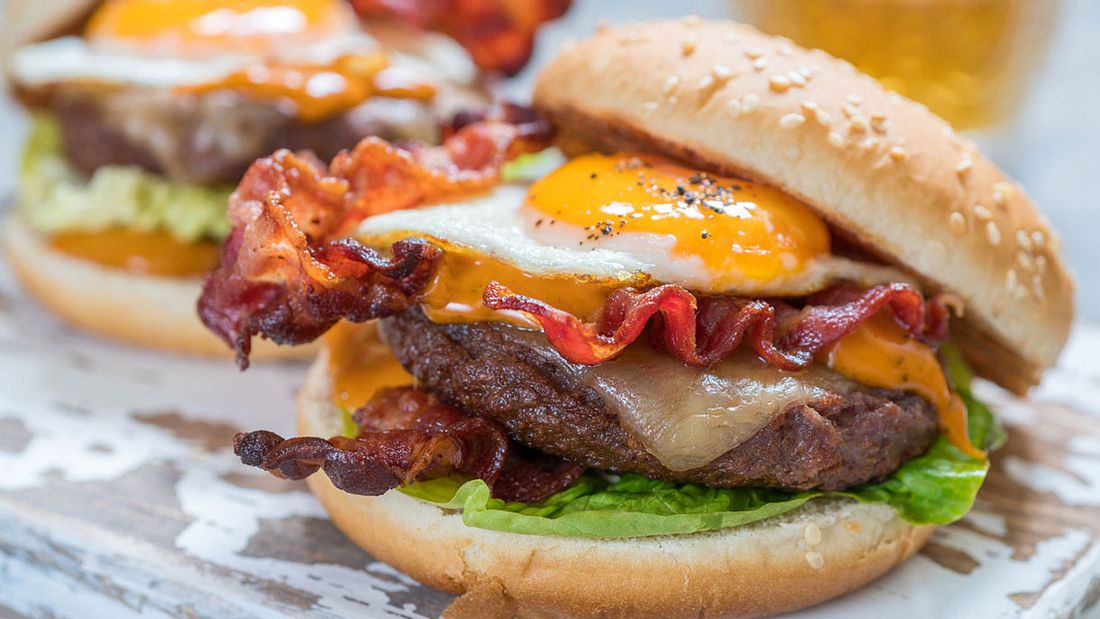 Burger mit Bacon und Spiegelei Burger mit Bacon und Spiegelei