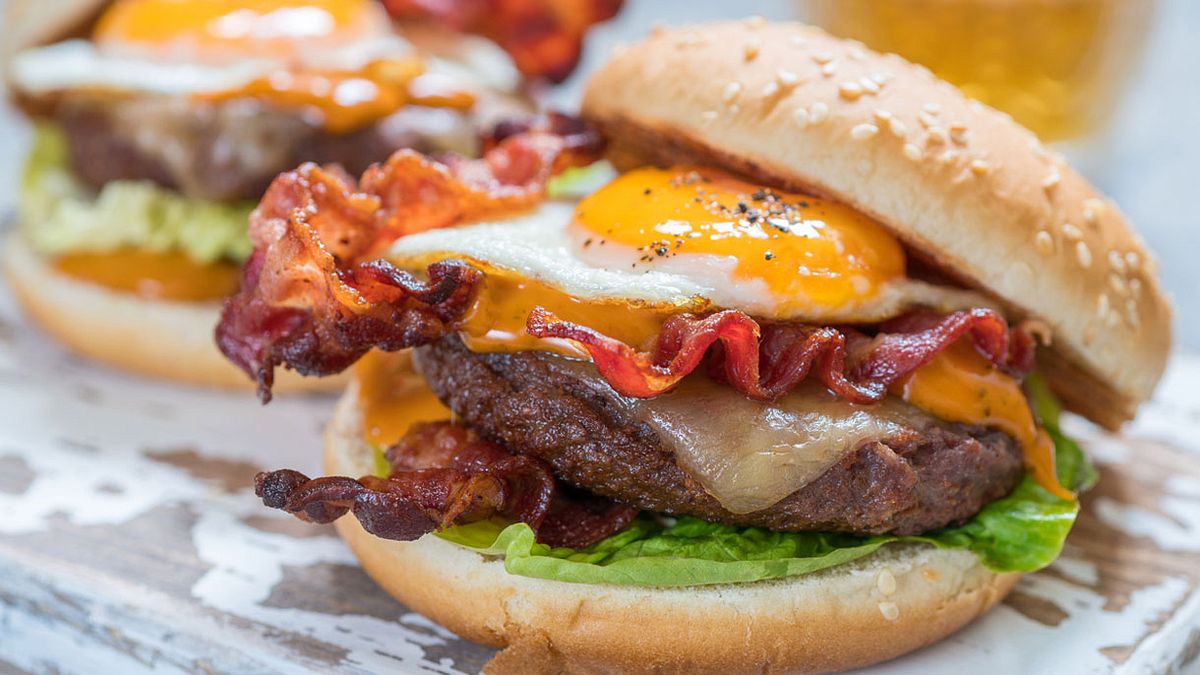 Burger mit Bacon und Spiegelei