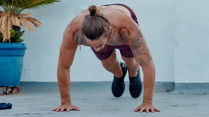 Mann macht Burpees - Foto: iStock / katleho Seisa