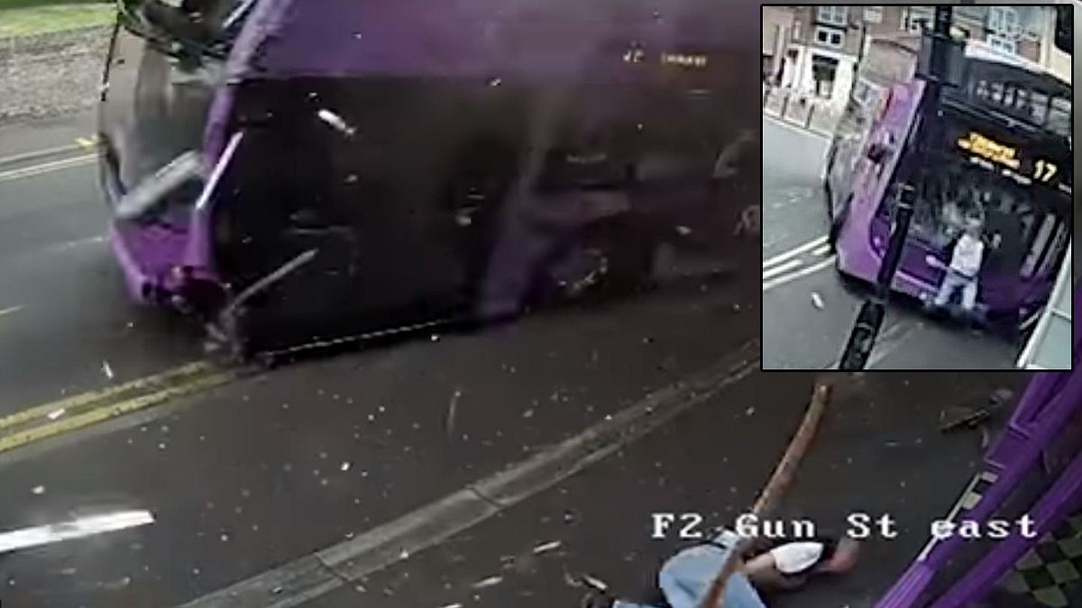 Ein Mann wird von einem Bus erfasst, steht auf und geht in die Kneipe