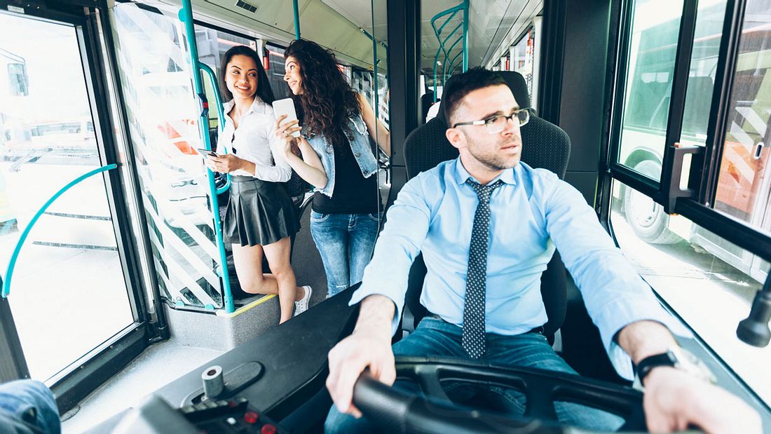 Busfahrer hinterm Steuer Busfahrer hinterm Steuer