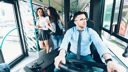 Busfahrer hinterm Steuer - Foto: iStock / Vladimir Vladimirov