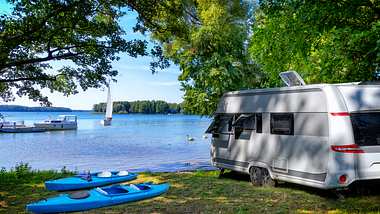 Camping mit dem Wohnmobil - Foto: iStock / ewg3D