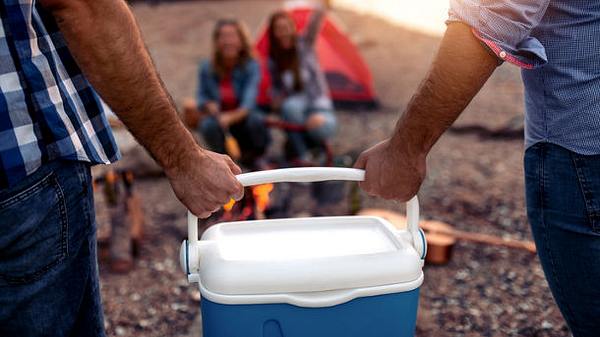 Camping Kühlschrank Zelt - Foto: iStock / Ivanko_Brnjakovic