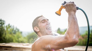 Campingdusche - Foto: iStock/Nikola Stojadinovic