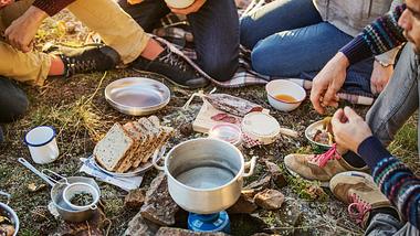 Camping Besteck - Foto: iStock / Morsa Images
