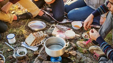 Camping Besteck - Foto: iStock / Morsa Images