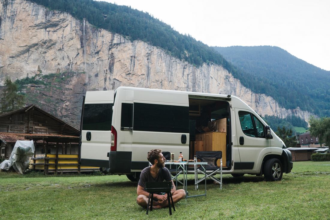 Wohnwagen auf einem Campingplatz.