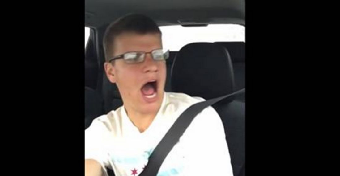 Travis Carpenter wollte Carpool Karaoke singen und filmte stattdessen seinen eigenen Autounfall