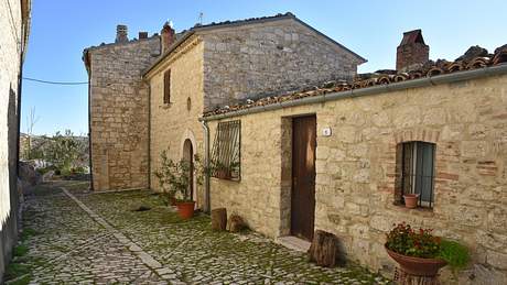 Häuser in Castropignano - Foto: iStock / Laz@Photo