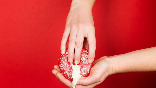 Donut und Creme - Foto: iStock/Andrii Zastrozhnov