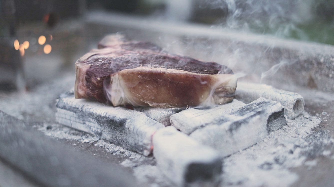 Steak auf glühender Kohle