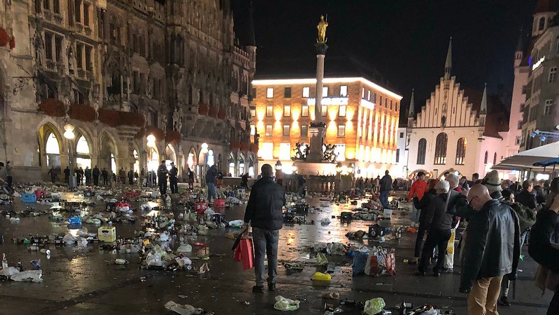 Der Marienplatz in München nach dem die Celtic-Fans abgerückt sind Der Marienplatz nach dem die Celtic-Fans abgerückt sind