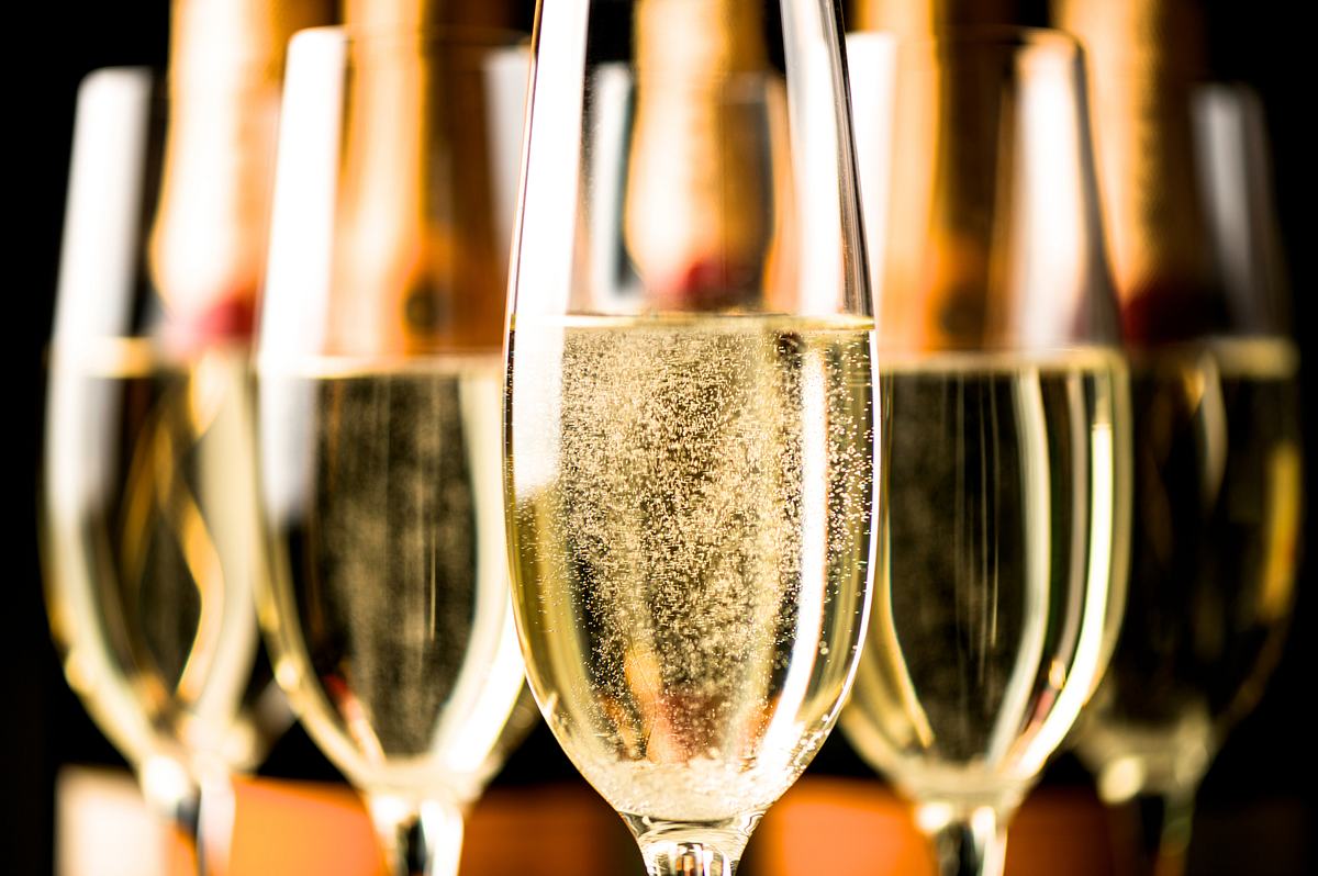 Champagnergläser in Tulpenform gefüllt mit Schaumwein