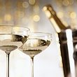 Zwei mit Schaumwein gefüllte Champagnergläser - Foto: iStock/Silberkorn