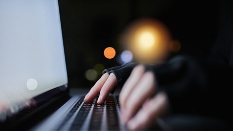 Finger bedienen Computer-Tastatur - Foto: iStock/PeopleImages