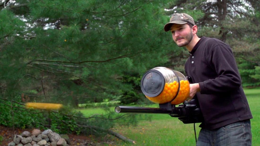 YouTuber NightHawkInLight zeigt, wie man eine Käsebällchen-Kanone aus einem Laubbläser baut