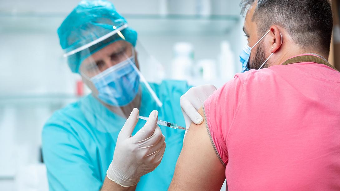 Spritzen-Impfung eines Patienten - Foto: iStock/zoranm