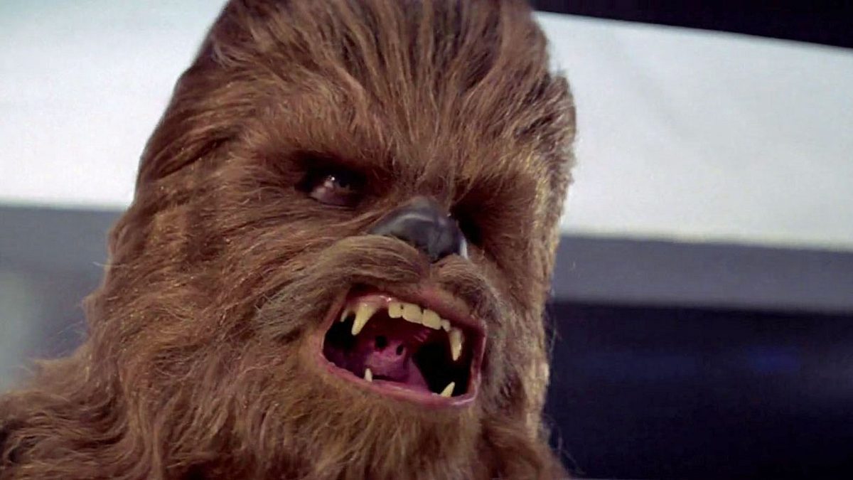 Eine Deleted Scene aus Star Wars: Das Erwachen der Macht zeigt, wie Chewbacca Unkar Plutt einen Arm ausreißt
