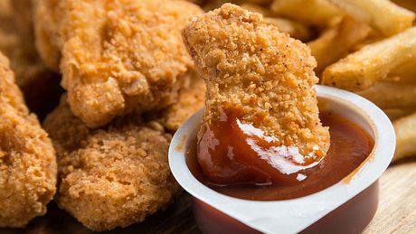 Chicken Nuggets werden von vielen Menschen geliebt - Foto: iStock / Juanmonino