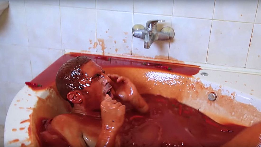 Lebensgefährlich! Mann badet in Chili-Sauce
