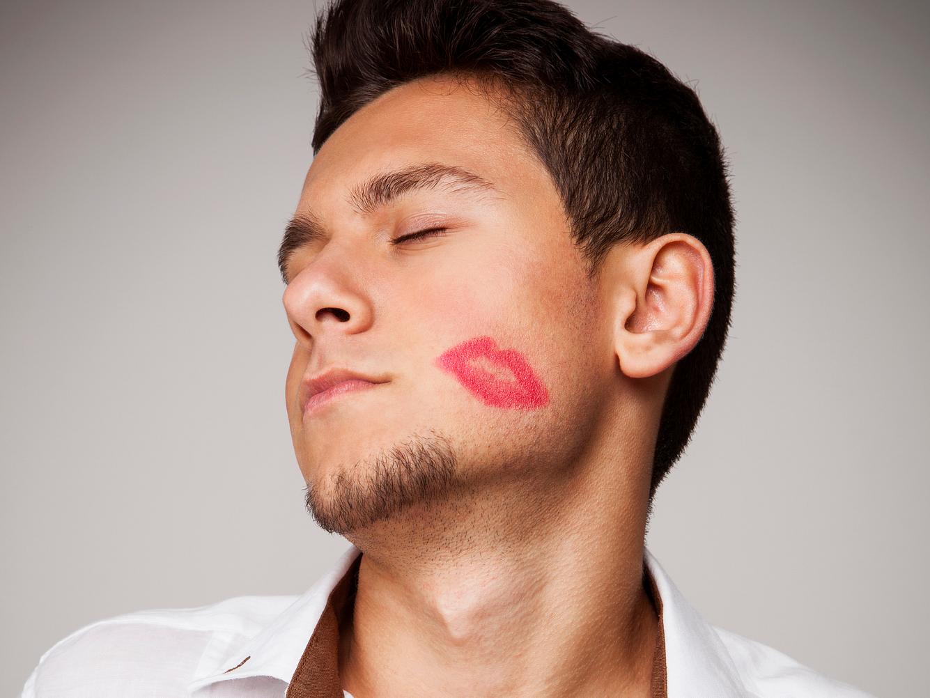 Erstes Land verbietet unmännliche Inhalte Mann mit Lippenstift