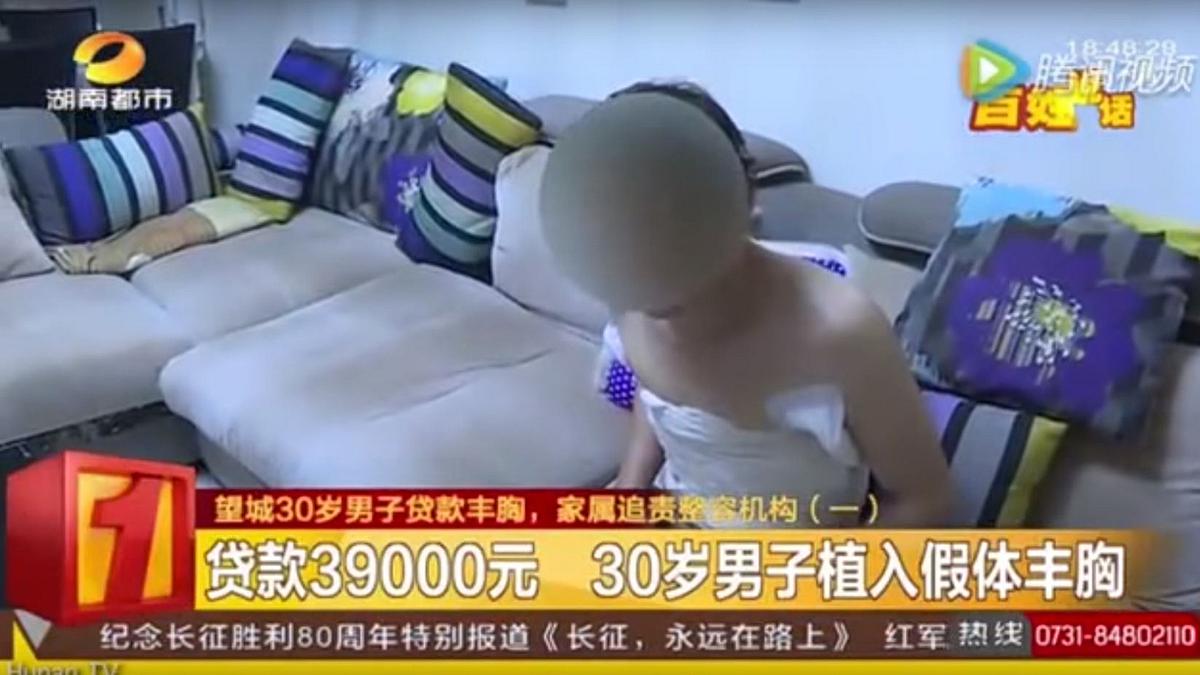 Dieser 30-jährige und arbeitlose Chinese hats sich für bessere Chancen auf einen Job Brustimplantate einsetzen lassen