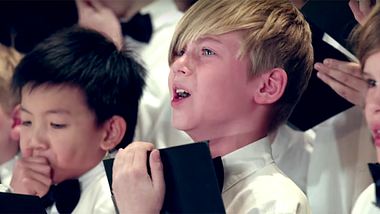 Der Herning Boys Choir sing Weihnachtslieder mit Chili im Mund - Foto: YouTube/ChiliKlaus