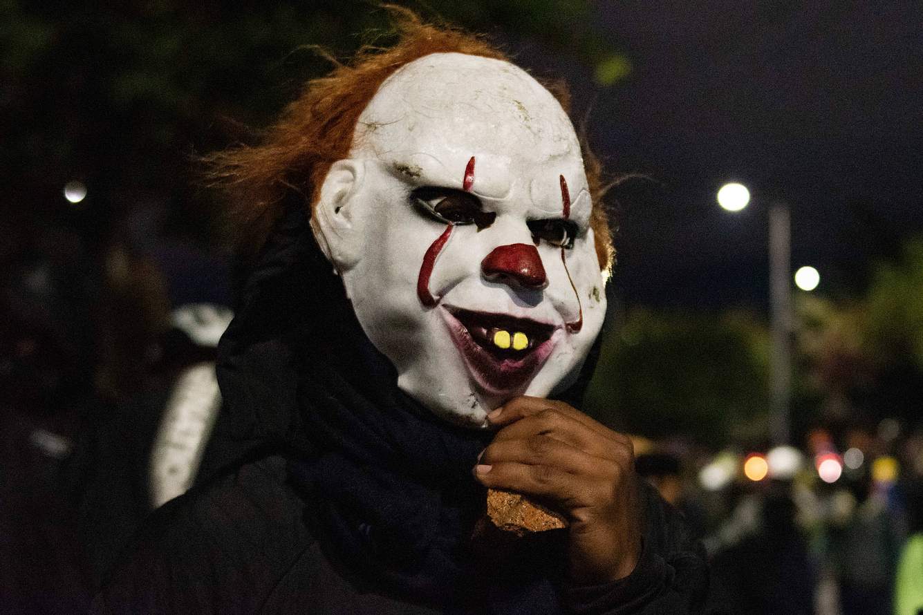 Mann mit Pennywise-Maske