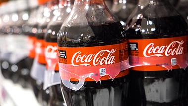 Coca-Cola-Flaschen - Foto: iStock/Juanmonino