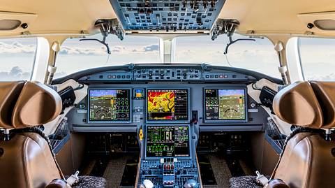 Cockpit eines Flugzeugs - Foto: iStock / guvendemir