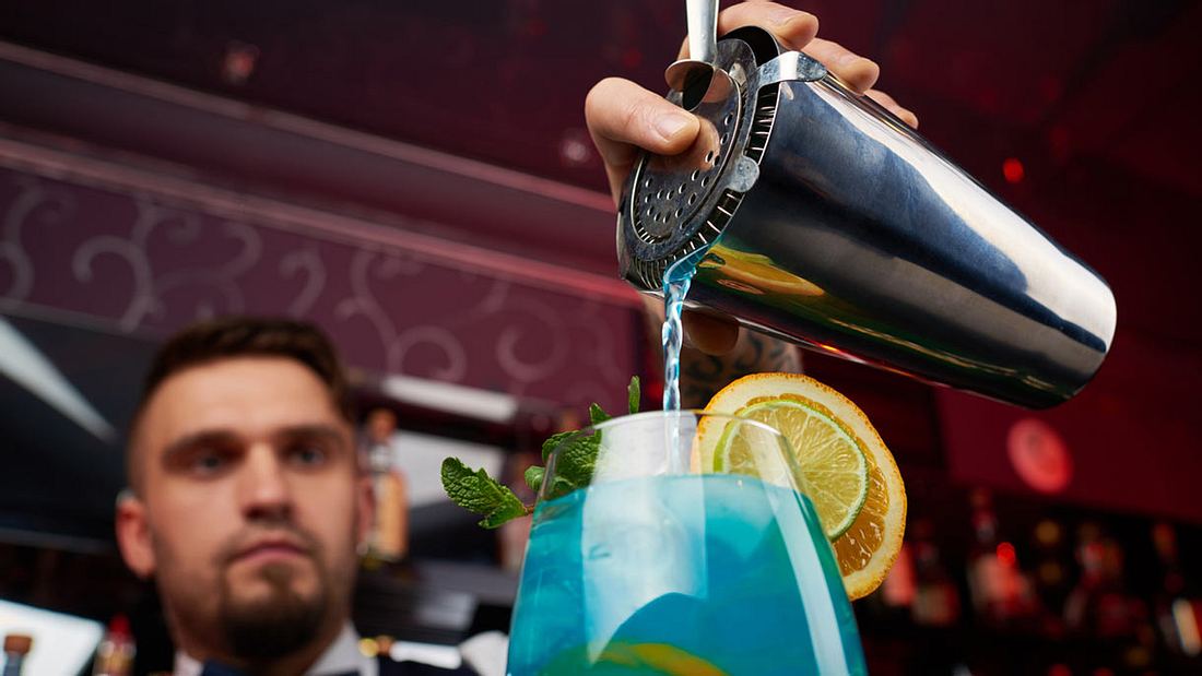 Lernt, wie man verschiedene Cocktails mixt