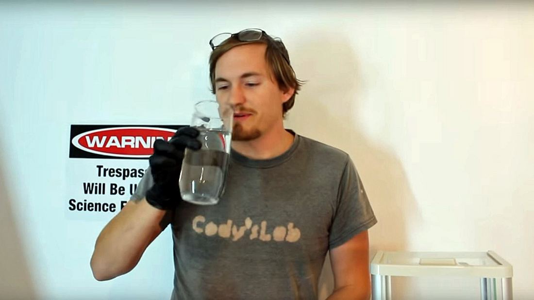 YouTuber CodyDon Reeder trinkt Blausäure