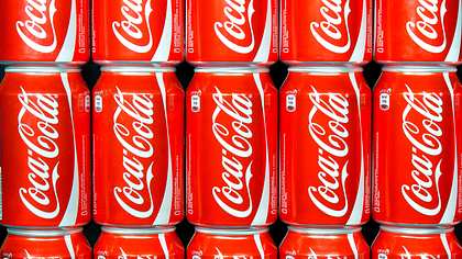 In einer Cola-Fabrik in Irland wurden angeblich menschliche Fäkalien in Coca-Coal-Dosen gefunden - Foto: istock/KieselUndStein 
