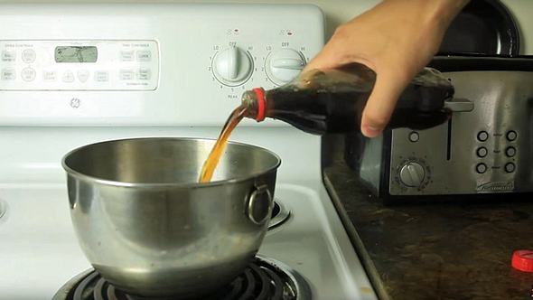 Das passiert, wenn man Cola zum Kochen bringt - Foto: YouTube/CrazyRussianHacker