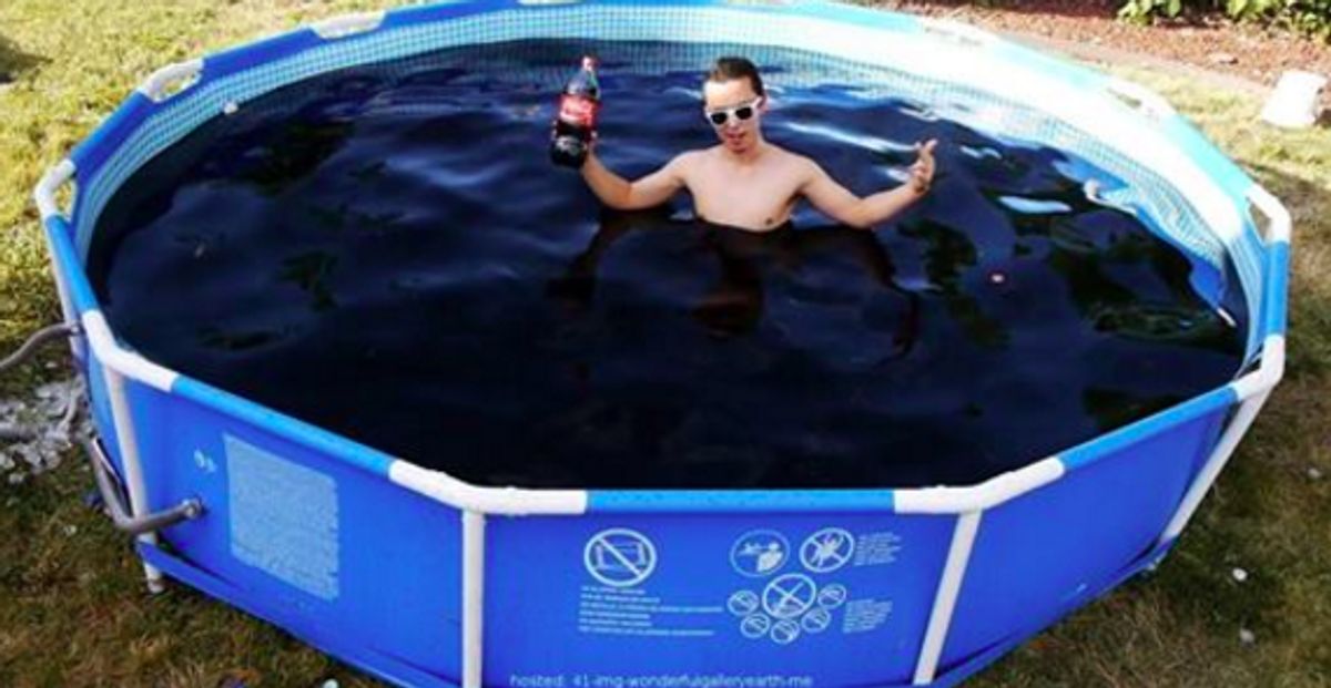 Was passiert, wenn man tausende Menthos in einen mit Cola gefüllten Pool wirft?