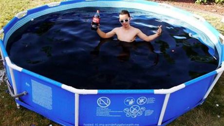 Was passiert, wenn man tausende Menthos in einen mit Cola gefüllten Pool wirft? - Foto: Screenshot Youtube / TechRax