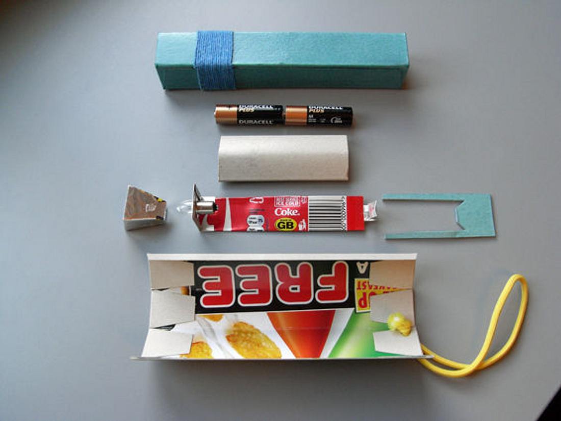 Paul em von der DIY-Website Instructables erklärt, wie man aus einer Coladose und einer Müslipackung eine Taschenlampe baut