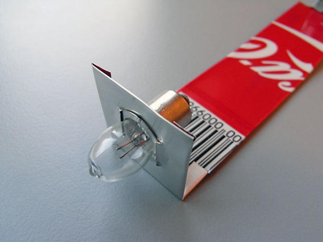 Paul em von der DIY-Website Instructables erklärt, wie man aus einer Coladose und einer Müslipackung eine Taschenlampe baut