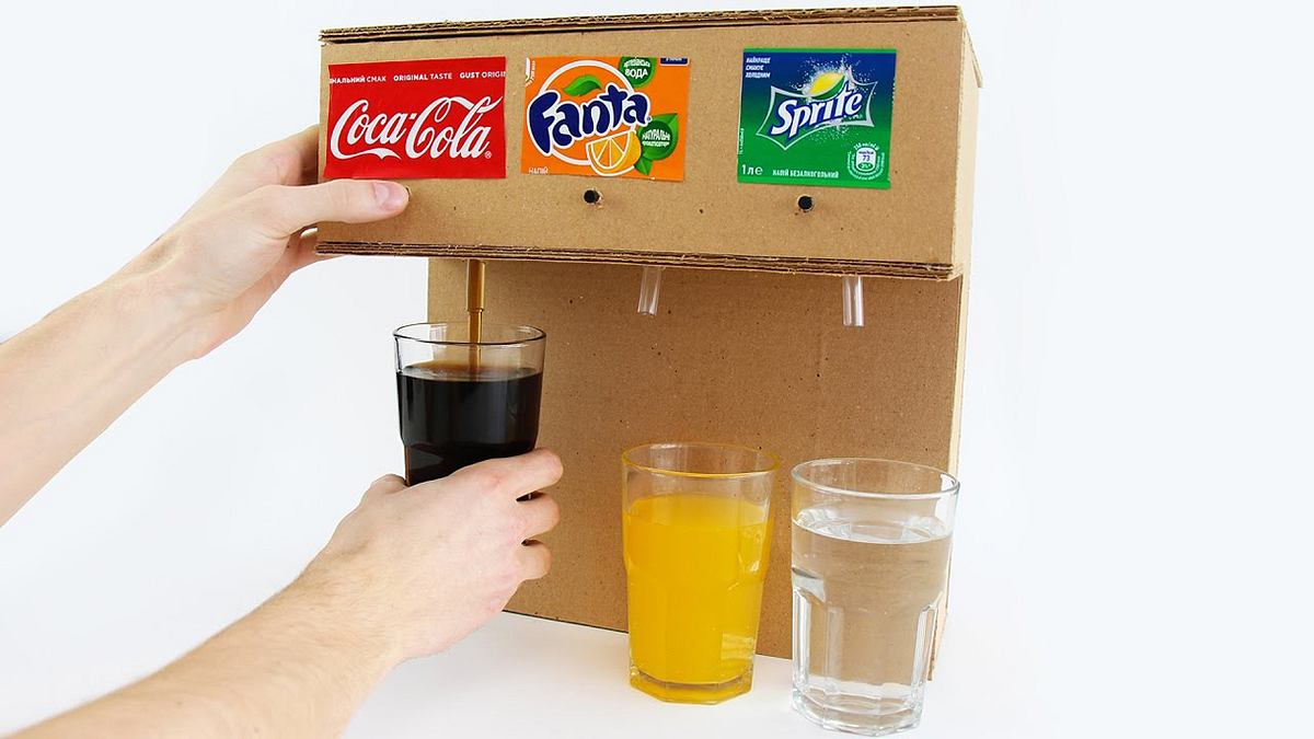 Anleitung: So baust du eine Cola-Zapfanlage aus einem Pappkarton 