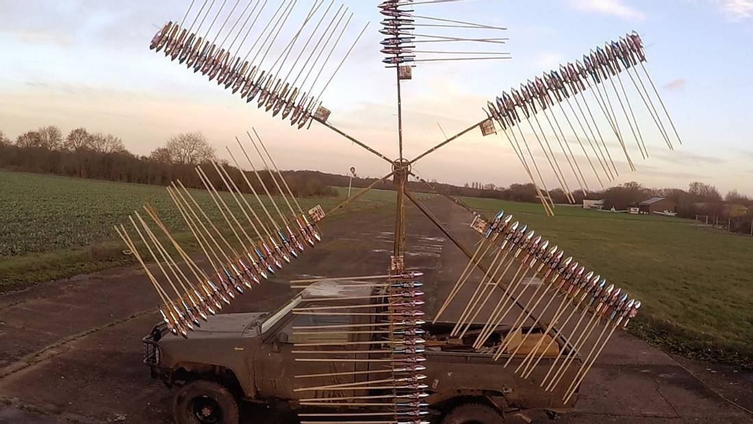 Böller-Apokalypse: Vlogger Colin Furze hat ein gigantisches Raketen-Rad auf einem Truck montiert. Als er seine Feuerwerks-Konstruktion zündet, ereignen sich spektakuläre Explosionen YouTuber Colin Furze hat ein gigantisches Raketen-Rad auf einem Truck montiert