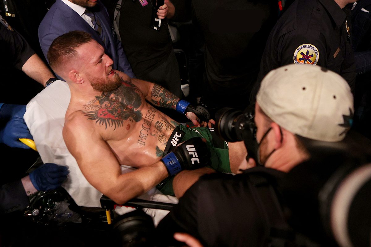 Conor McGregor auf Krankenliege