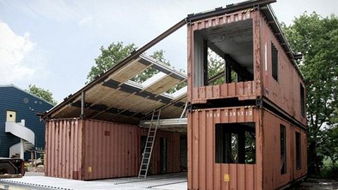 Mann baut aus Containern einen Palast - Foto: via novate.ru