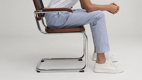 Mann sitzt auf Stuhl, Fokus auf Schuhe  - Foto: Braun Hamburg 