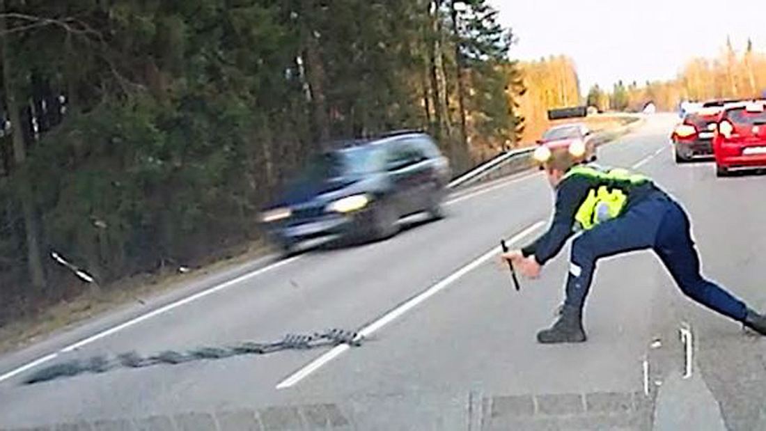 Raser wird von der Polizei in Estland mit einem Nagelband gestoppt Ein Polizist stoppt einen Raser per Nagelband