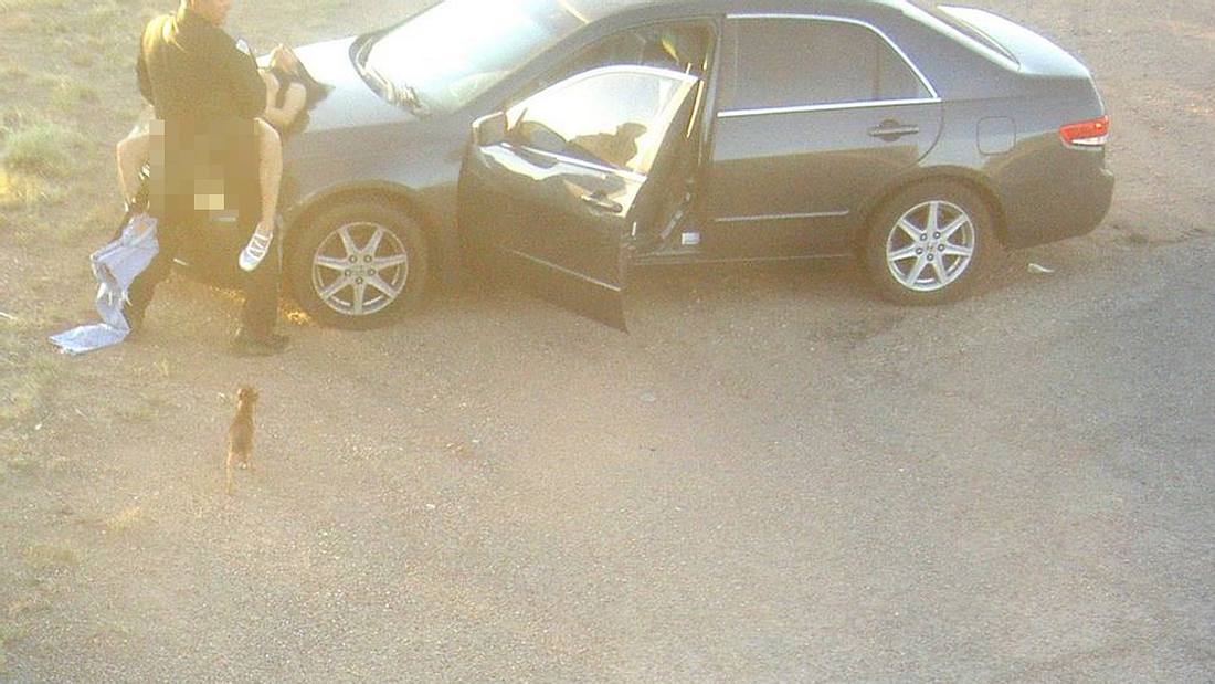 Ein US-Polizist wurde beim Sex mit einer Frau auf der Motorhaube ihres Autos gefilmt