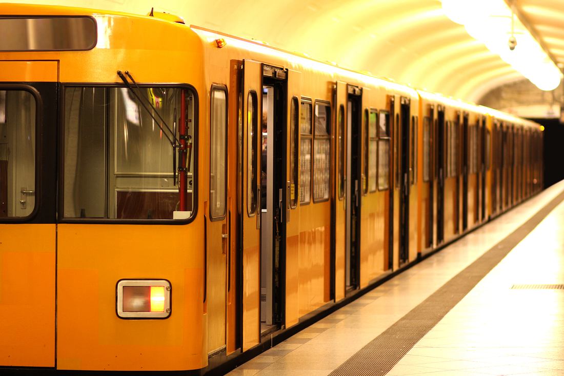 Corona: Deutsche Verkehrsbetriebe ergreifen drastische Maßnahmen Berliner U-Bahn am Bahngleis