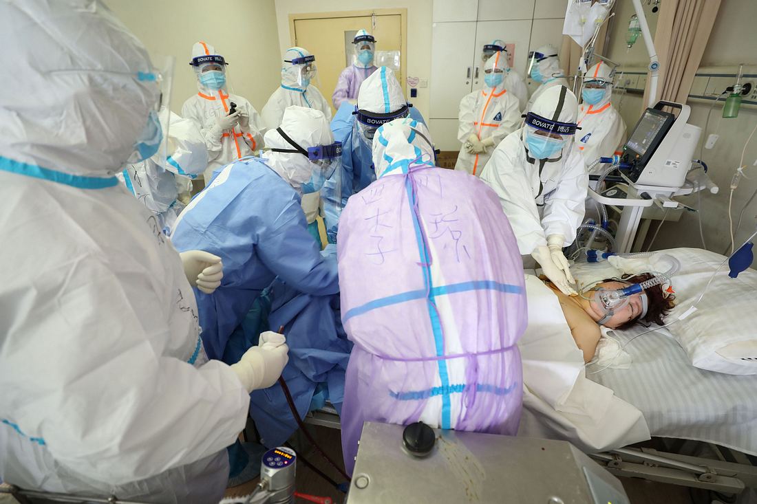 5 Gründe: Darum ist Corona gefährlicher als eine Grippe Ärzte kämpfen im Krankenhaus um das Leben eines Patienten